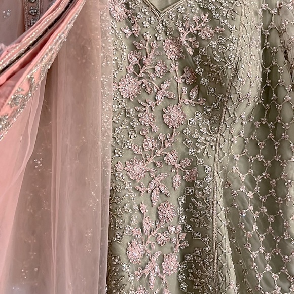 Sage embellished full set with complimentary embroidered pink scarf - Picture 5 of 6